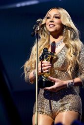 Mariah Carey - Unveils Golden Look at VMAs