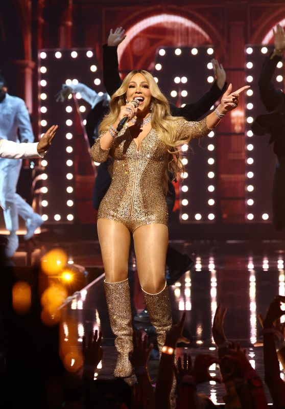 Mariah Carey - Unveils Golden Look at VMAs