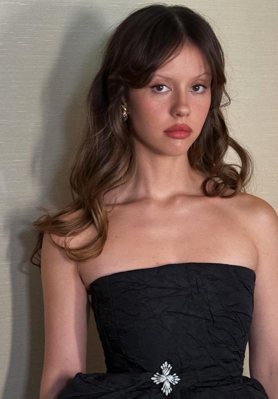 Mia Goth Unveils Sculptural Noir at TIFF Tribute Awards – Sept 2025