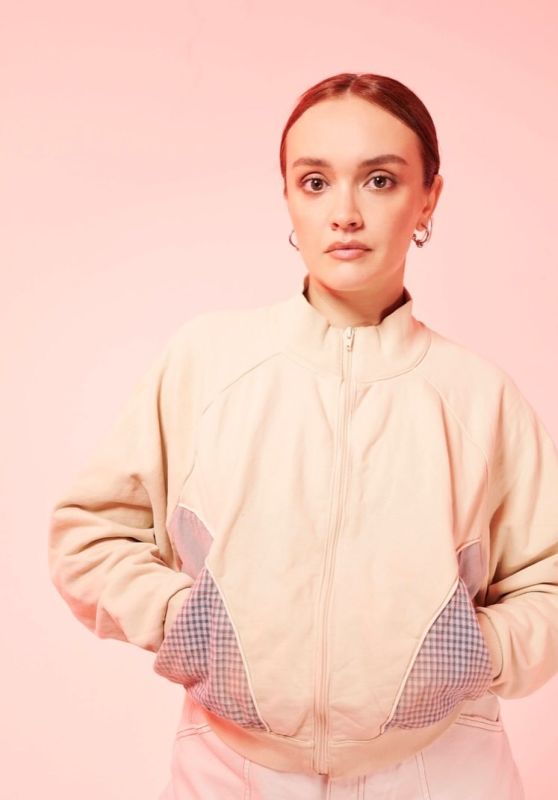 Olivia Cooke Debuts Monochrome Ease for Suki Dhanda x The Observer – August 2025