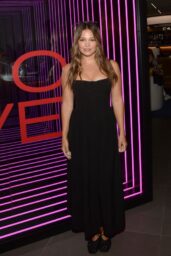 Olivia Holt Sleek Minimalism Steals the Spotlight at US Open 2025