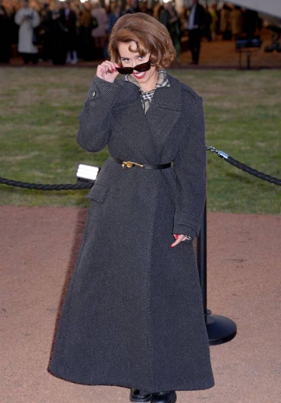 Raye Unveils Neo-Noir Elegance at the Burberry Show