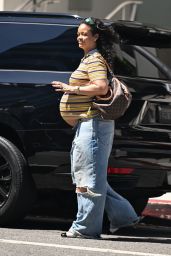Rihanna Pregnancy Glam: How She’s Redefining Maternity Style in 2025