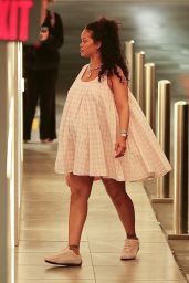 Rihanna unveils her effortless airport style in Los Angeles 09-04-2025
