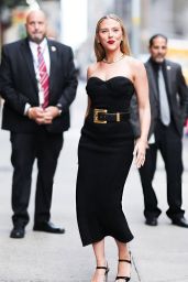 Scarlett Johansson Ignites Late-Night Glamour in Balmain’s Sculpted Knit