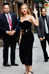Scarlett Johansson Ignites Late-Night Glamour in Balmain’s Sculpted Knit