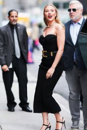 Scarlett Johansson Ignites Late-Night Glamour in Balmain’s Sculpted Knit