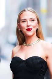 Scarlett Johansson Ignites Late-Night Glamour in Balmain’s Sculpted Knit