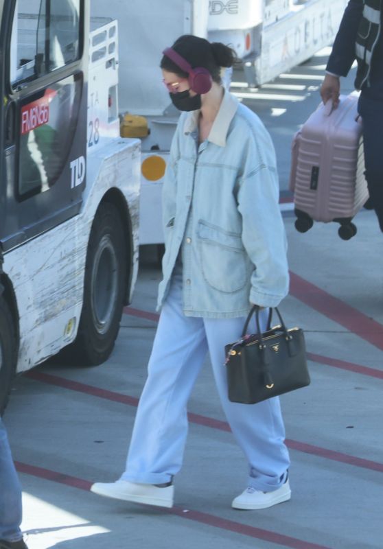 Selena Gomez Unveils a Coziest Airport Look