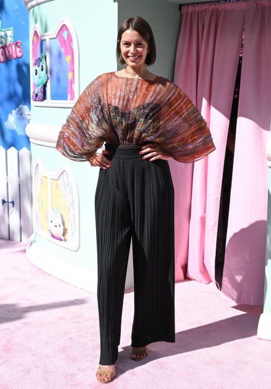 Stephanie Economou Unveils Premiere Sunset Pleated Silhouette