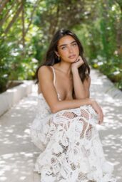 Taylor Nunez Embodies Modeliste’s September Mood in Sculpted Ease