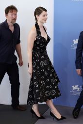 Thomasin McKenzie Debuts a Retro-Chic Look in Venice