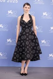 Thomasin McKenzie Debuts a Retro-Chic Look in Venice