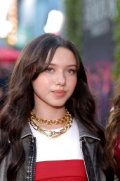 Violet McGraw Debuts Gothic Grunge at Halloween Horror Nights 2025