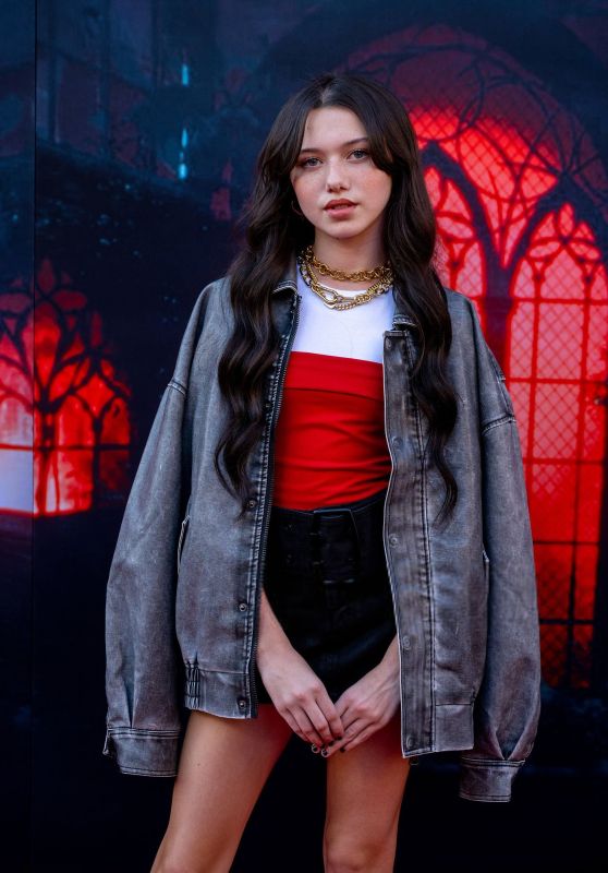 Violet McGraw Debuts Gothic Grunge at Halloween Horror Nights 2025