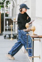 Ariana Greenblatt Selects Oversized Nineties Street Style