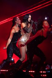 Dua Lipa’s Bold Stage Look: Oversized Fur and Nude Contrast at October 2025 Performance