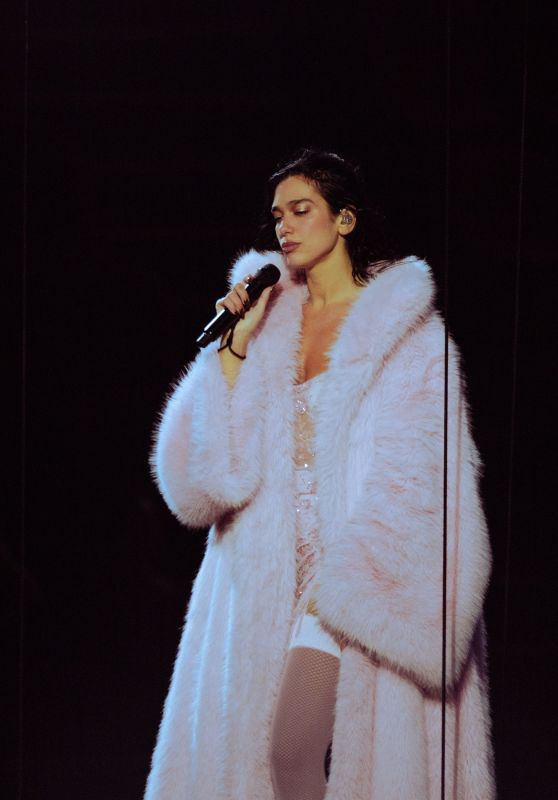 Dua Lipa’s Bold Stage Look: Oversized Fur and Nude Contrast at October 2025 Performance
