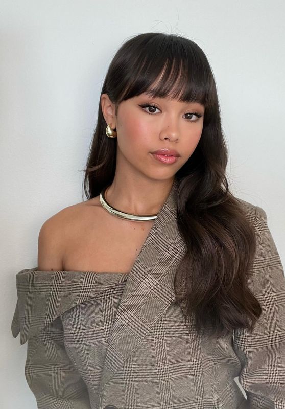 Faith Hedley Elevates Blazer Dress Style for Press Day