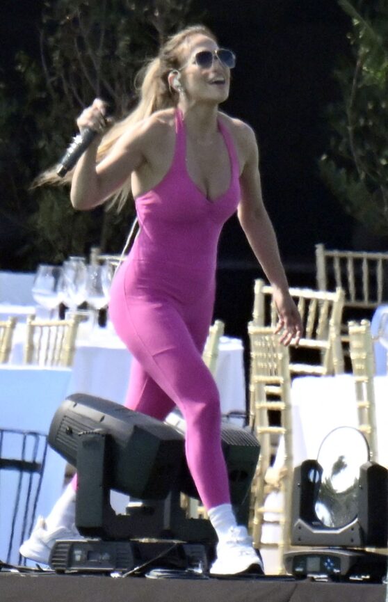 jennifer-lopez-s-vibrant-rehearsal-style-9
