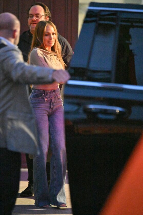 jennifer-lopez-steps-out-after-private-screening-at-the-grove-3