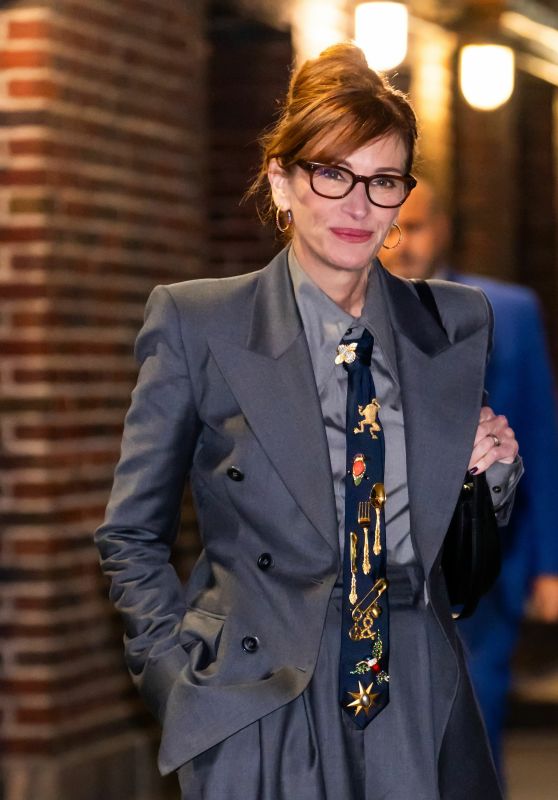 Julia Roberts Champions Oversized Power Suiting in Salon 1884