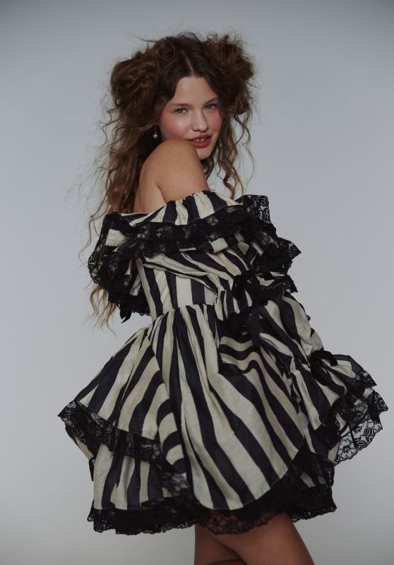 Olga Obumova Defines Striped Romantic Volume Selkie Fall 2025
