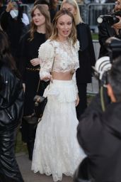 Olivia Wilde Opts For Romantic Lace at the Chloé Fashion Show