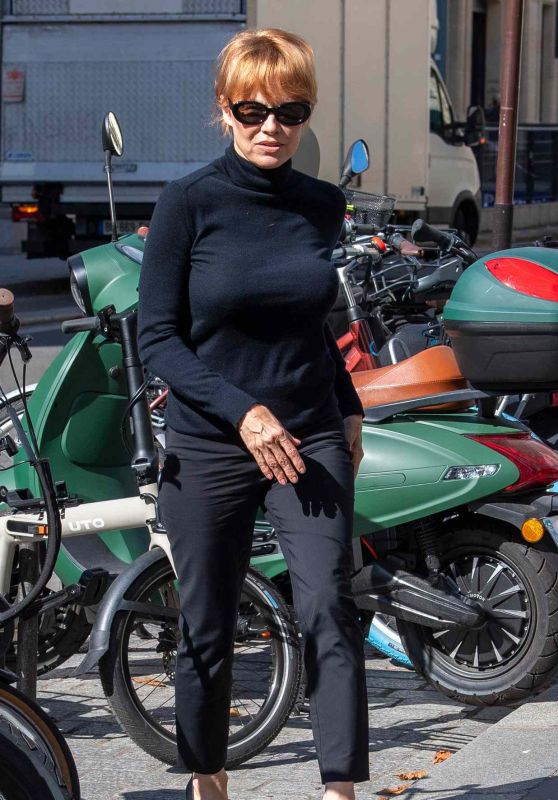 Pamela Anderson Channels Parisian Chic in Effortless Casual Style