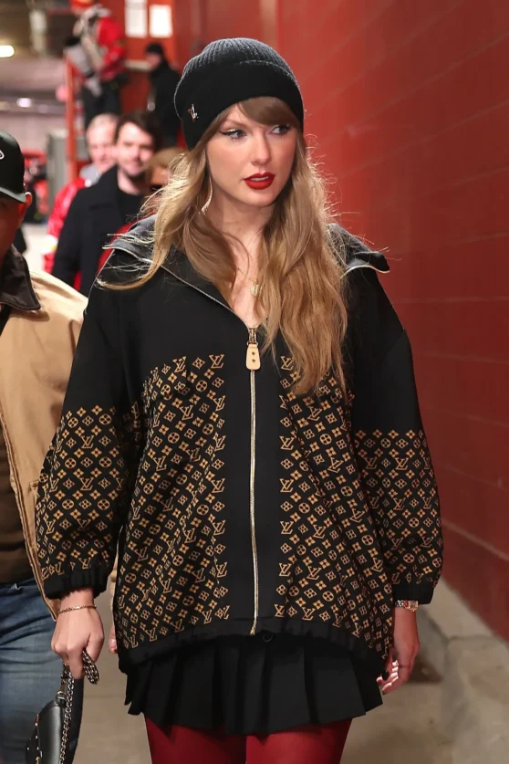 taylor-swift-s-15-red-tights-steal-the-show-at-chiefs-game-9