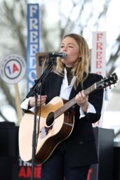 Maggie Rogers Performs in Blazer at DC First Amendment Event March 2026